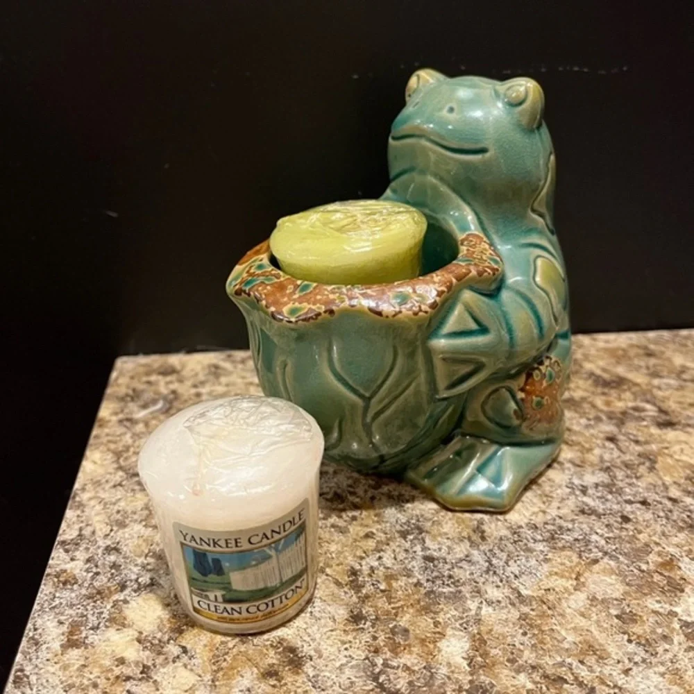 Charming Green Frog Votive Candle Holder with 2 Yankee Candle Votives